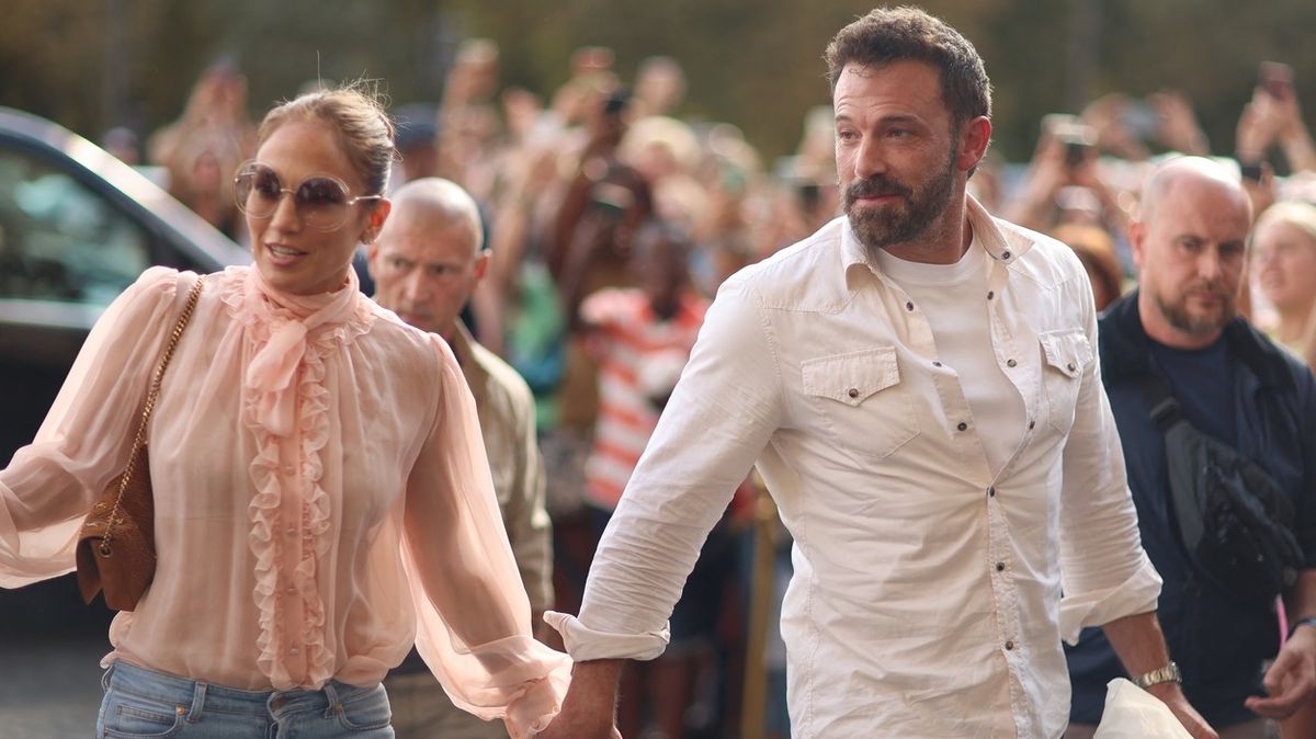 Romantické líbánky Jennifer Lopezové v Paříži a její outfity